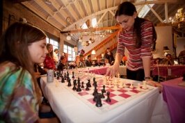 Grandmaster Alexandra Kosteniuk, on the right, at the 2009 9 Queens event at MAST Boutique. Photo: Jeff Smith